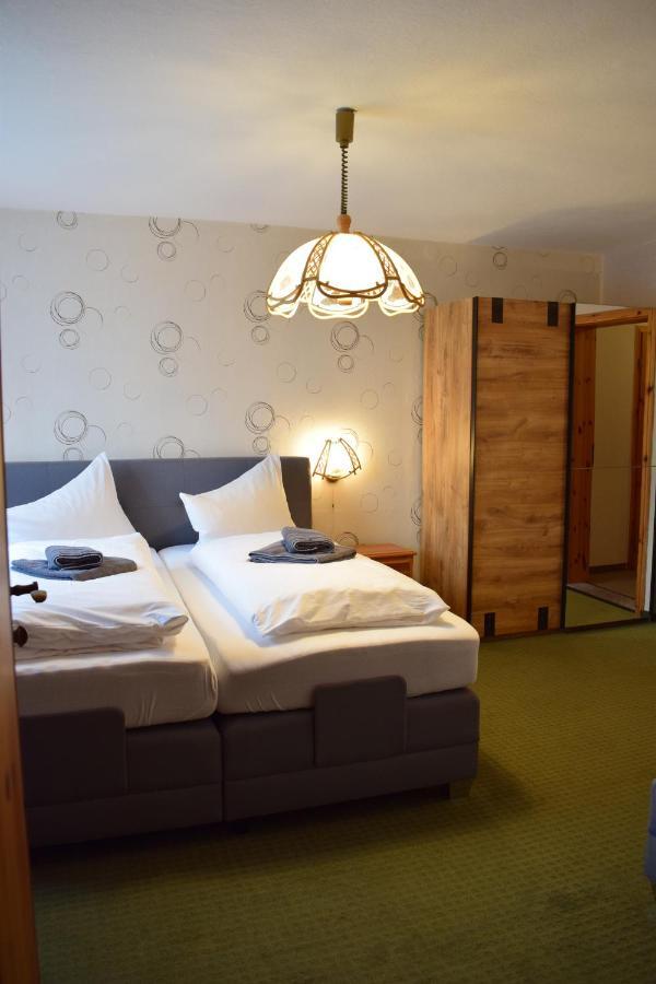 Landhotel "Lichte Aue" Lichtenau Stutzengrun エクステリア 写真